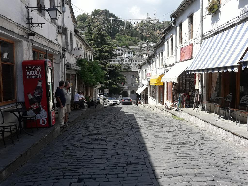 Tina'S Apartment Gjirokastra Kültér fotó